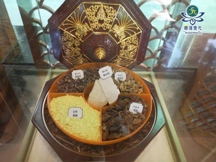 泡溫泉當然要來廣州新銀盞溫泉度假村非遺藏藥浴修曼外敷散療法