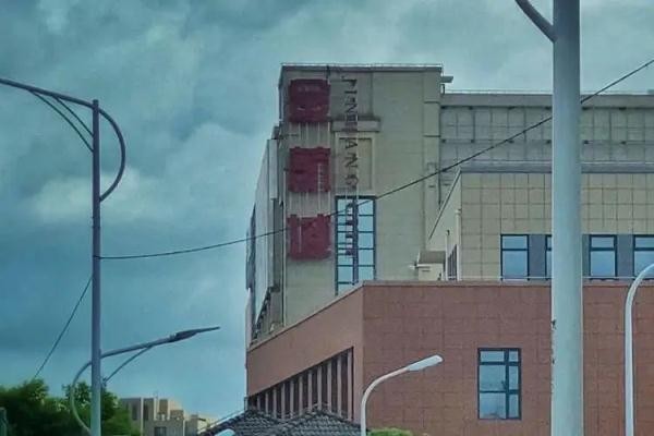上海阿姨足浴店泡腳花10萬還欠17萬按摩師:我想認你做媽媽
