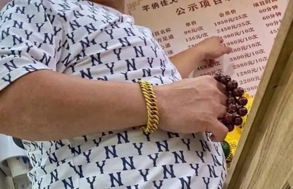 上海阿姨足浴店泡腳花10萬還欠17萬按摩師:我想認你做媽媽
