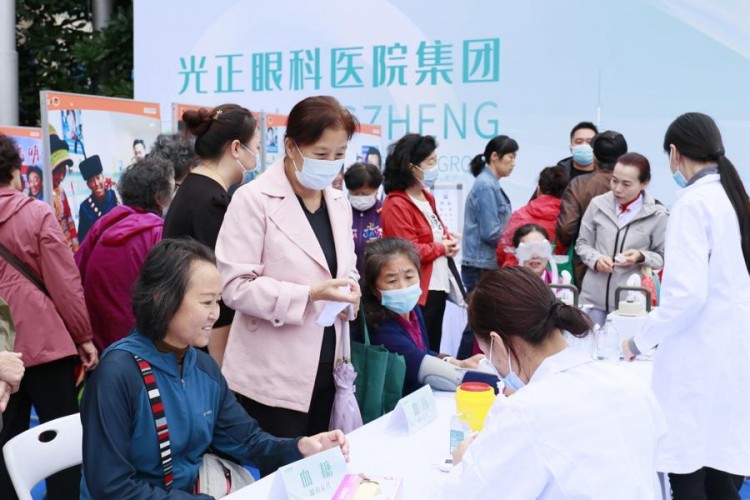 重陽節前這些老人初次體驗眼部SPA