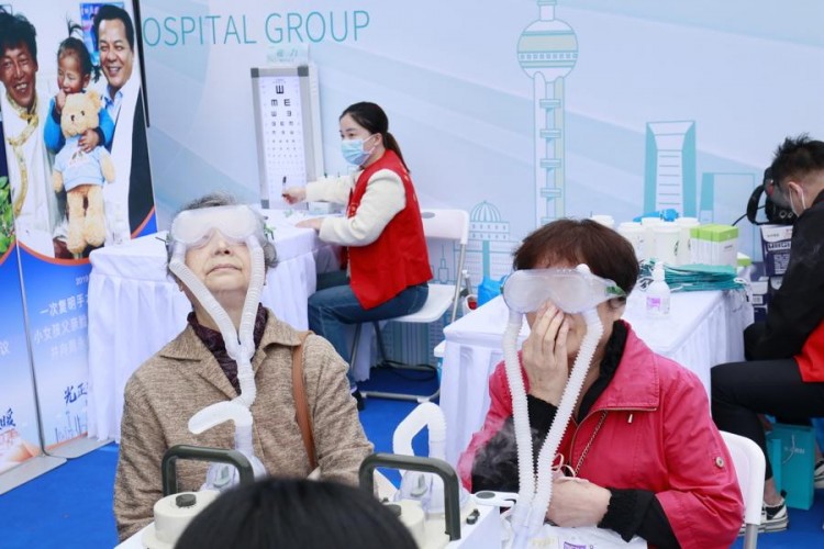 重陽節前這些老人初次體驗眼部SPA
