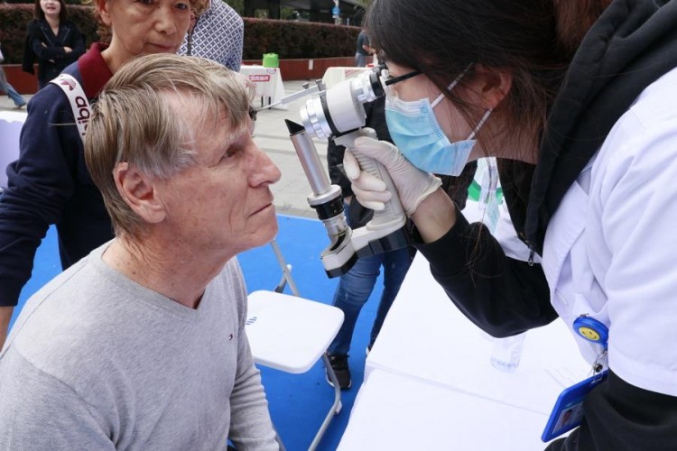 重陽節前這些老人初次體驗眼部SPA
