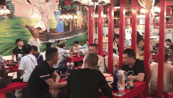 春熙路居然隱藏了一家可以穿越回三國的串串店！