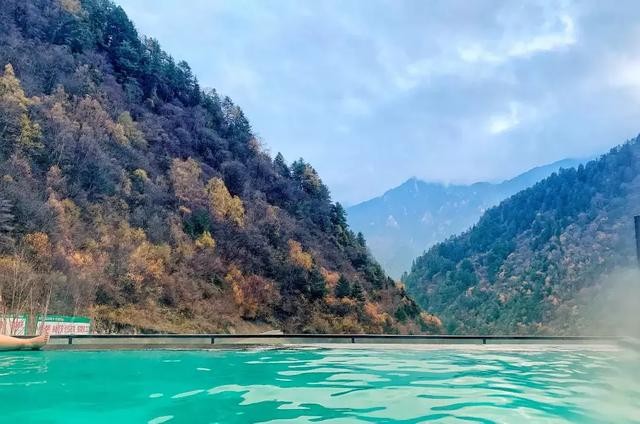 今冬成都周邊雪山綠境瀑布中的池子你去泡了嗎