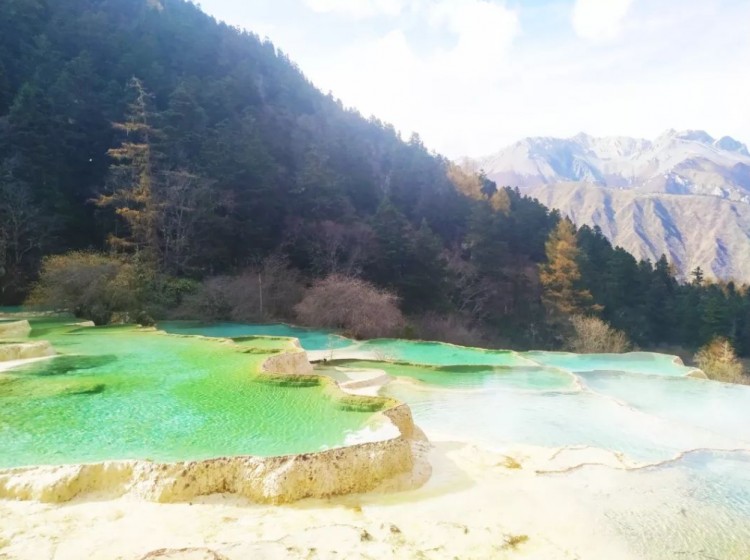 成都3h直達網紅溫泉：無邊泳池藏在大山深處純天然
