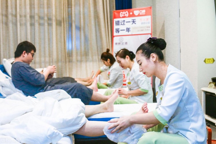 一名男子在深圳開了一家足浴店，利用“雙人同行一人免費”，一年賺270萬