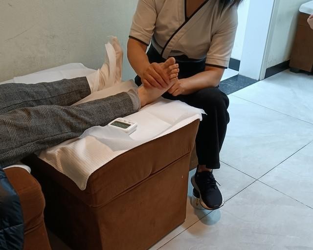 深圳最火足療店揭秘！害羞的越南妹帶你享受頂級按摩服務！
