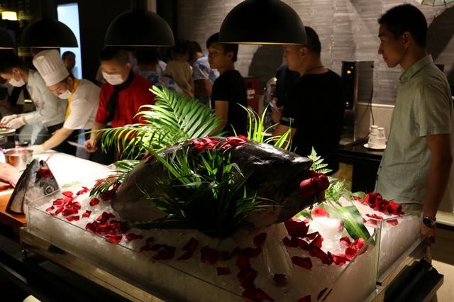 酒店上演開魚秀推降暑大餐氣溫超30度餐廳免費吃