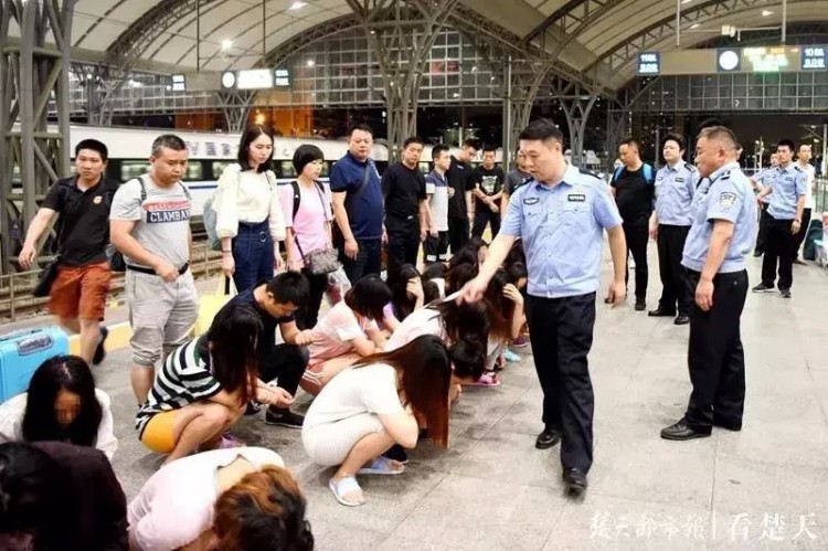 武漢警方突襲全國多地一下抓了237人！他們的行為令人作嘔