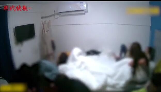 直擊掃黃現(xiàn)場！南京警方利刃二號行動雷霆出擊抓獲130人！