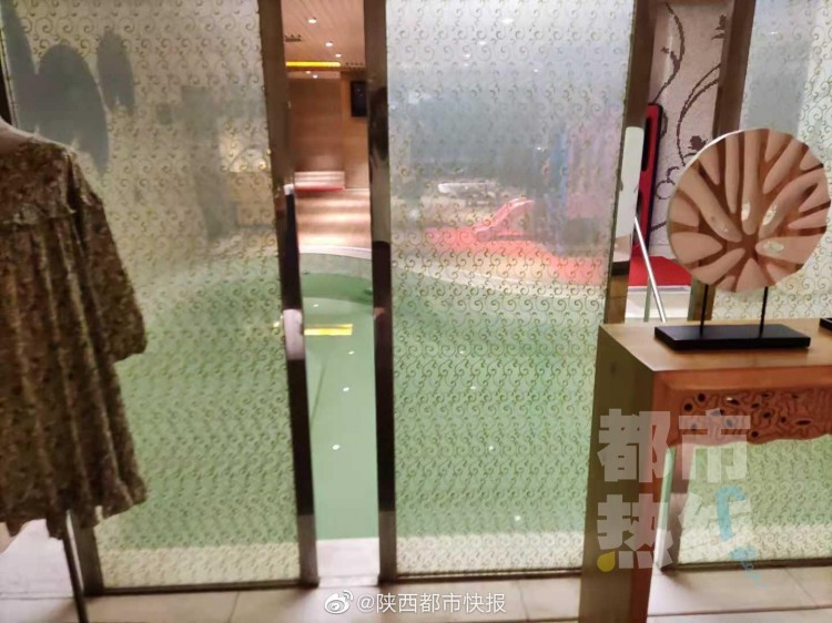 女孩在女賓洗浴室沒穿衣服旁邊竟有男子
