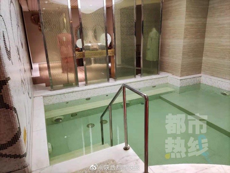 女孩在女賓洗浴室沒穿衣服旁邊竟有男子