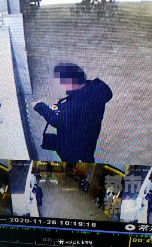 女孩在女賓洗浴室沒穿衣服旁邊竟有男子