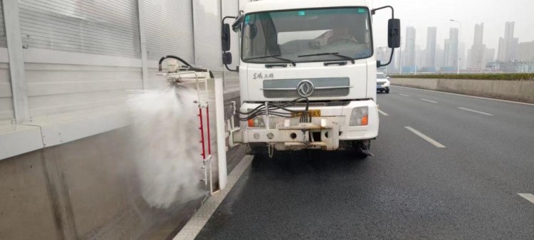 雨中除塵：漢陽城管為城市做深度SPA