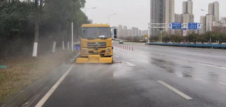 雨中除塵：漢陽城管為城市做深度SPA