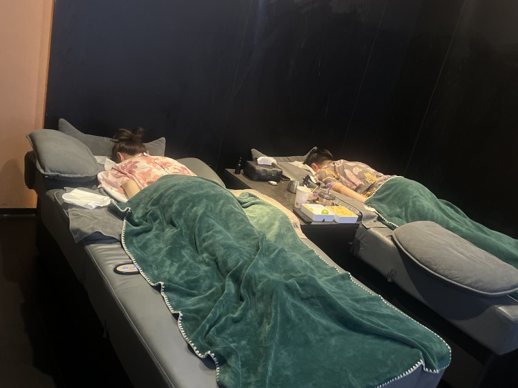 在昆明 越來越多的年輕人走進足浴、按摩店，開始按摩養生