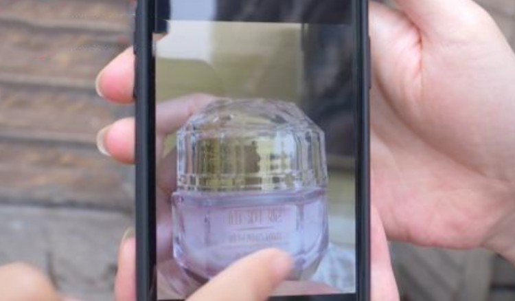 做完面部護理后女子整張臉都腫了美容院：可能是她自己抓的