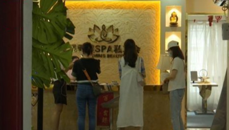 做完面部護理后女子整張臉都腫了美容院：可能是她自己抓的