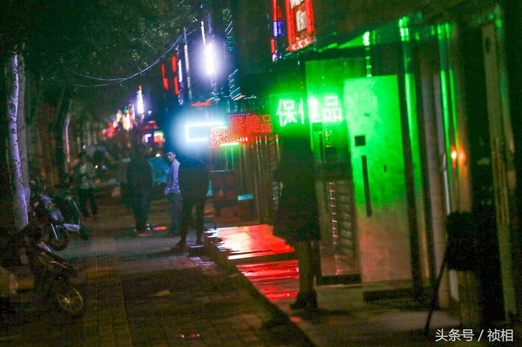 陜西榆林一學(xué)校旁100米街道分布著數(shù)家夫妻用品店按摩店