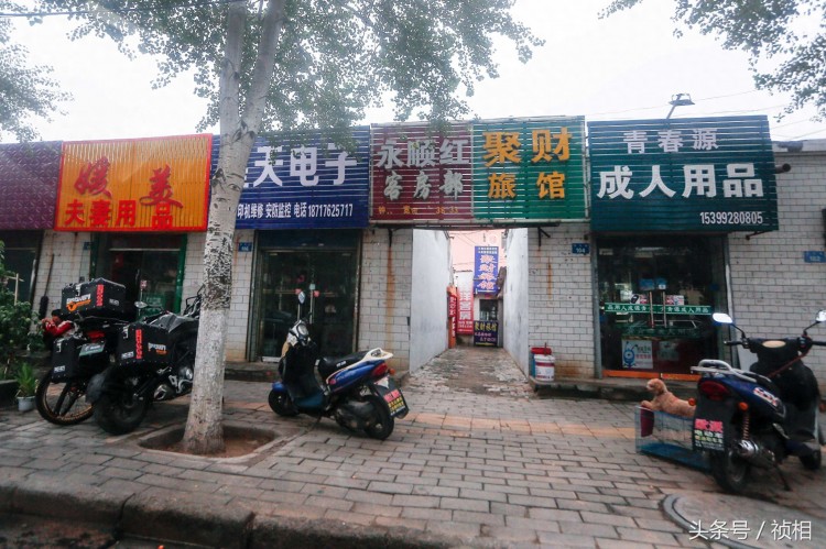 陜西榆林一學(xué)校旁100米街道分布著數(shù)家夫妻用品店按摩店