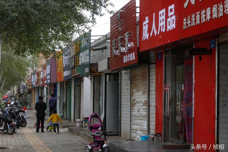 陜西榆林一學(xué)校旁100米街道分布著數(shù)家夫妻用品店按摩店