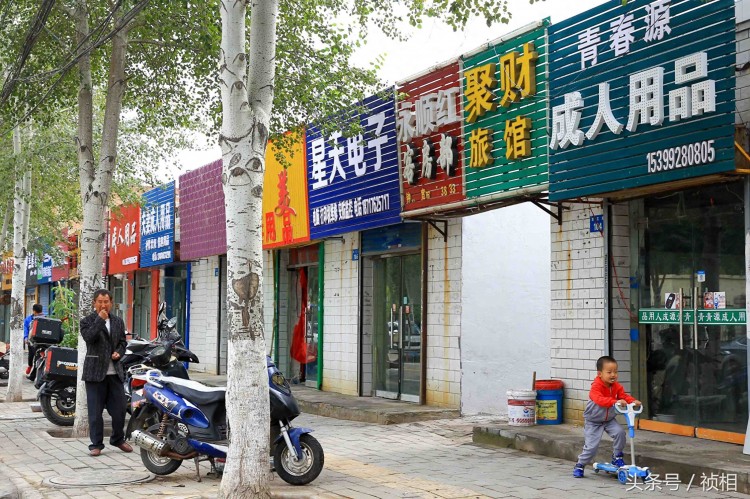 陜西榆林一學(xué)校旁100米街道分布著數(shù)家夫妻用品店按摩店