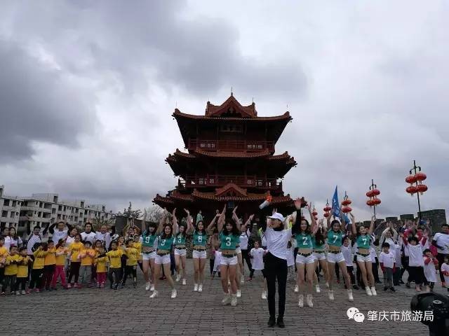 發生什么事今天肇慶宋城墻上好多人圍觀!