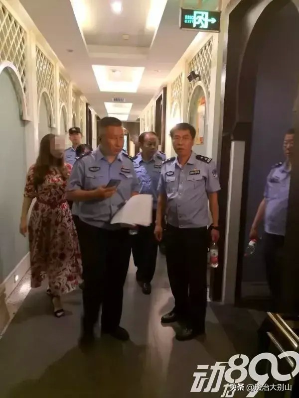 湖北警方清查娛樂場所97名男女被抓！全程網上直播…