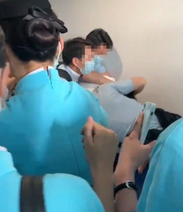 按摩偷拍技師裙底摸大腿飛行員女廁偷拍空姐！這種嗜好真不少