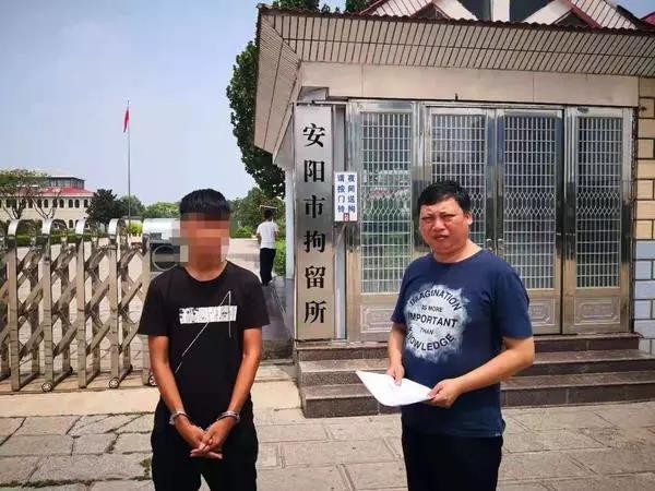 玩大了！安陽一男子洗霸王澡搓霸王背按霸王摩后欲跳窗逃跑