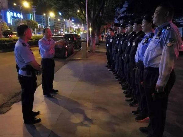 警察對足浴場所進行了突查，帶回了30多人的審查