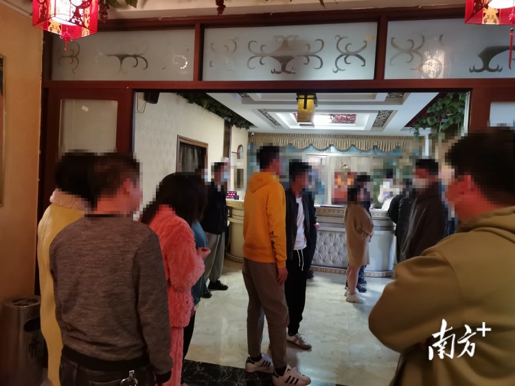 深夜出擊!梅州豐順警方搗毀一涉黃沐足中心現(xiàn)場(chǎng)抓獲14人