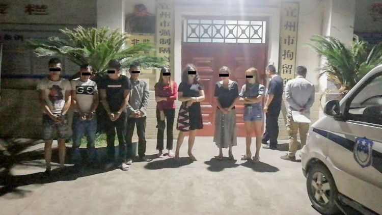 宜州一養(yǎng)身館后面裝著鐵門，隱藏著賣淫窩點，警方一舉搗毀抓獲9名涉黃人員