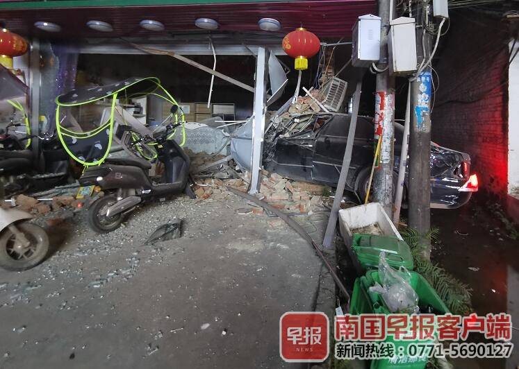 什么原因？防城港一輛豐田車沖進美容俱樂部，司機腿斷了…