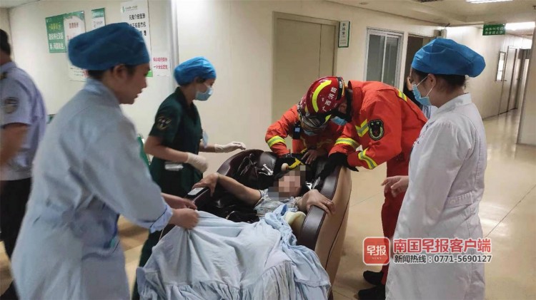 可怕！欽州一名婦女在醫院使用按摩椅時，頭發被卷入椅背
