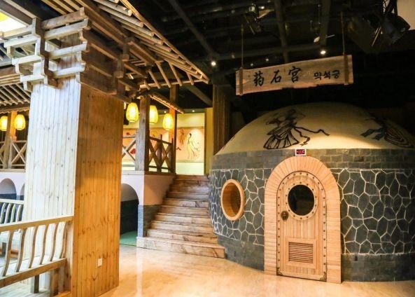 酒嘉地區(qū)最值得去的一站式休閑場所嘉峪關(guān)水立方溫泉度假酒店