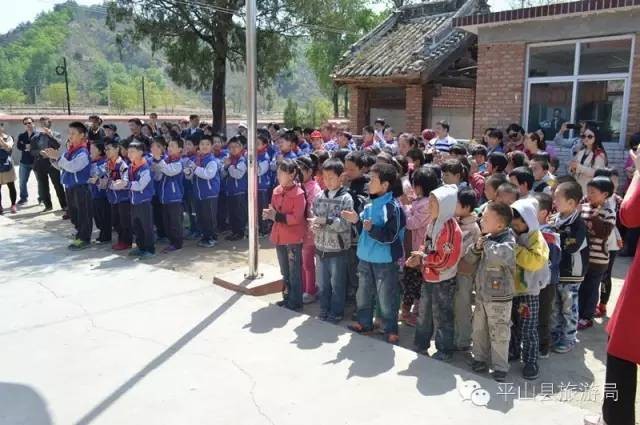 情寄留守愛暖童心白鹿溫泉公益活動走進平山縣古都小學