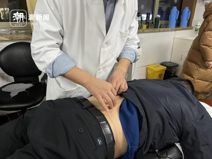 職場的卷脖子和腰最先感受到!推拿科夜門診里擠滿了年輕人