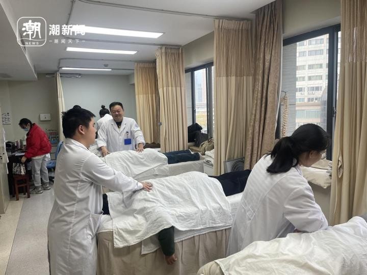 職場的卷脖子和腰最先感受到!推拿科夜門診里擠滿了年輕人