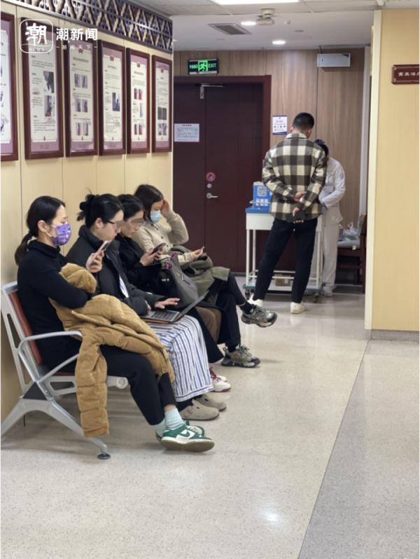 職場的卷脖子和腰先感受到!推拿科夜門診里擠滿了年輕人