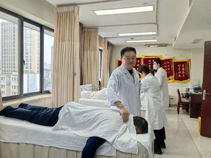 推拿科夜門診擠滿年輕人!費用大部分還能醫保報銷網友:很痛但真香