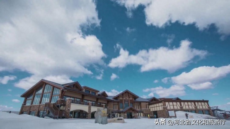 雪地馳騁，打卡夢幻冰城堡！進入這個度假小鎮的童話世界~