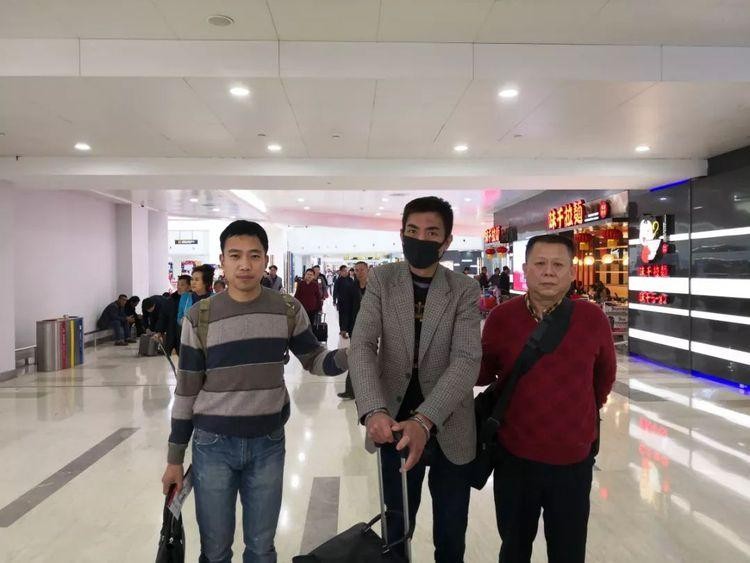 女子偶遇小費隨便出手300的富商于是帶閨蜜一起赴宴結果兩人在房間內無語了