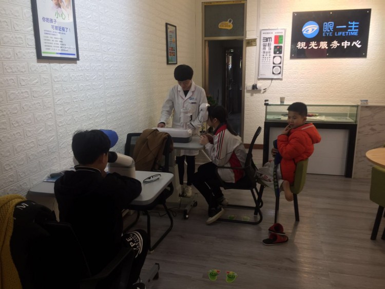 眼一生福建晉江加盟店生意紅火財源滾滾！