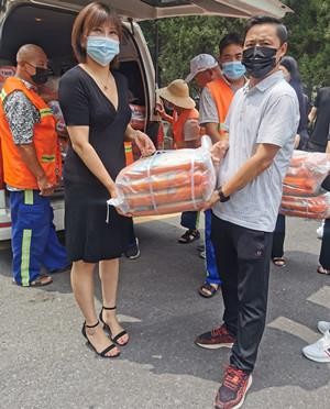 端午節前夕鄭州一企業為一線工作者獻愛心