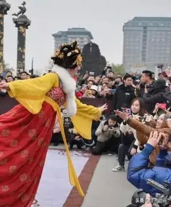 灣里半山溫泉門票免費送更有炫彩極光秀晚會+忘憂孟婆湯+網紅不倒翁+雪花泡泡秀