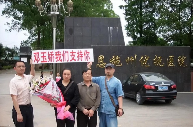 2009年湖北一賓館女服務員致兩官員一死一傷法院：無罪釋放