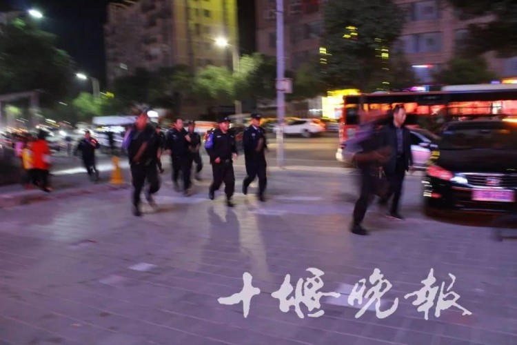 十堰一按摩店藏賣(mài)淫窩點(diǎn)20名男女被現(xiàn)場(chǎng)抓獲
