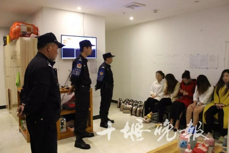 十堰一按摩店藏賣(mài)淫窩點(diǎn)20名男女被現(xiàn)場(chǎng)抓獲