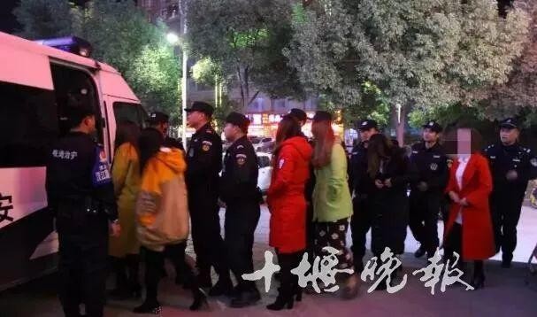 十堰一按摩店藏賣(mài)淫窩點(diǎn)20名男女被現(xiàn)場(chǎng)抓獲